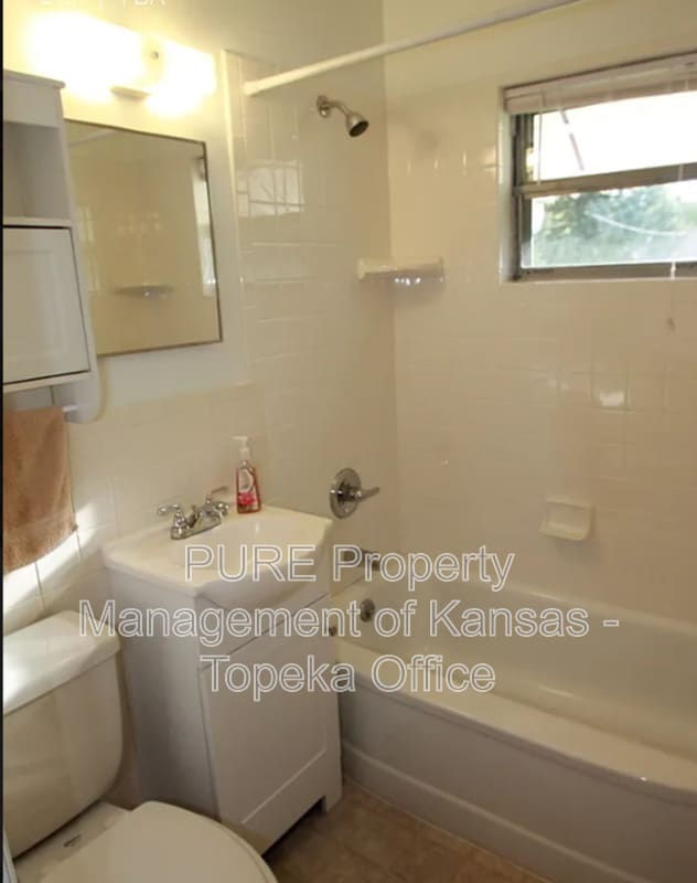 Building Photo - 2300 SW Eveningside Dr