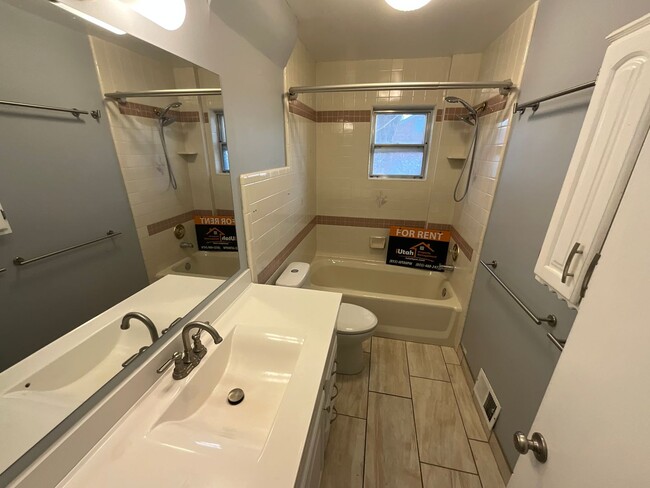 Building Photo - 2135