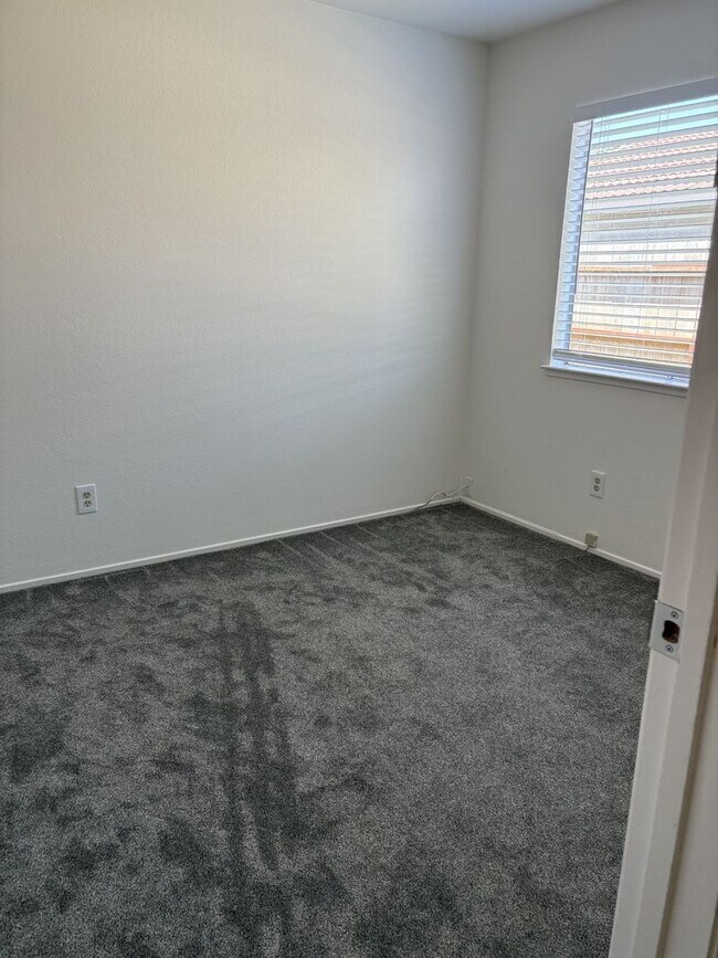 Building Photo - Beautiful 4-bedroom home close to schools ...