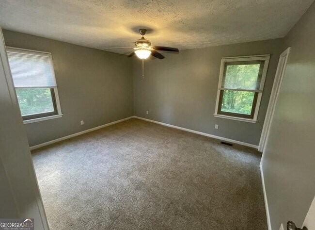 Building Photo - 19 Oak Hill Dr