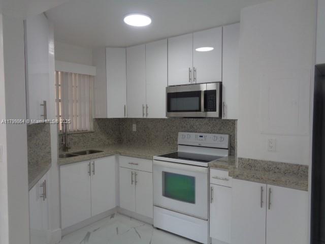 Building Photo - 8820 Fontainebleau Blvd