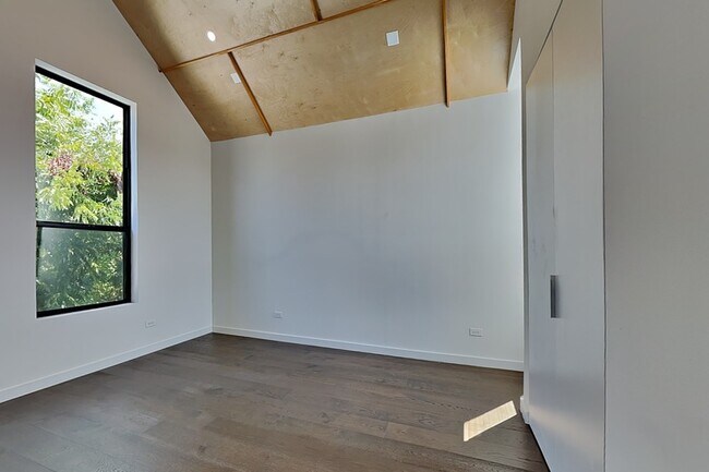 Building Photo - 904 Blackland Ct