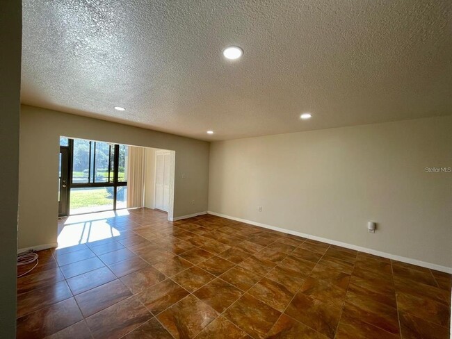 Building Photo - 2671 Sabal Springs Cir