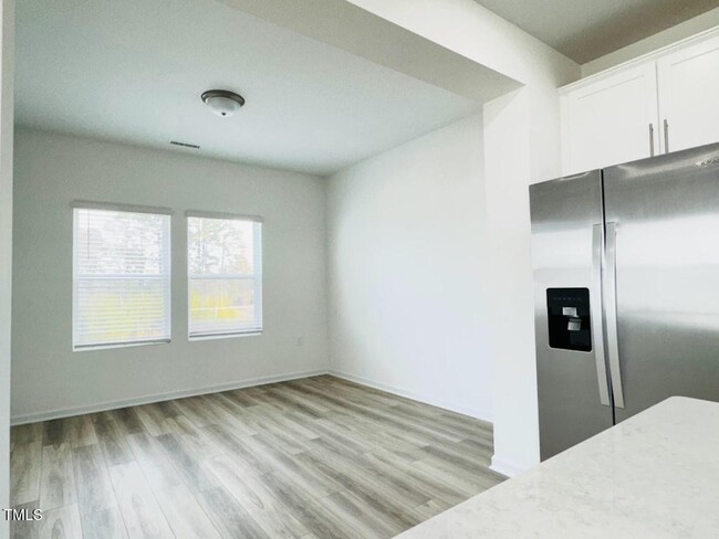 Building Photo - 4 Bedroom End Unit Townhome for Rent