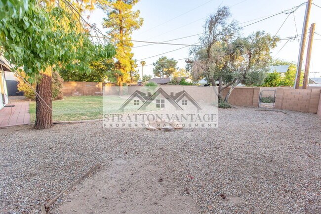 Building Photo - 111 E Manhatton Dr