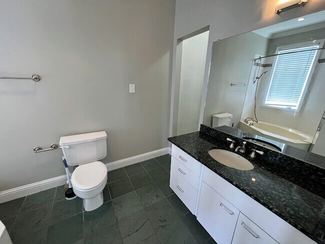 Building Photo - 4040 Avondale Ave