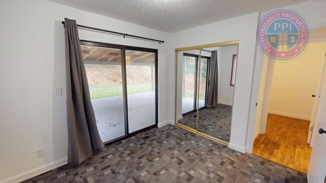 Building Photo - Enjoy Rural Living, Close To City & Freewa...