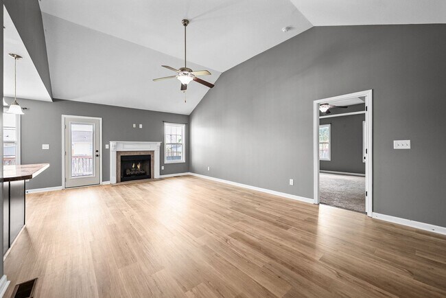 Building Photo - Pet Friendly Three Bedroom!