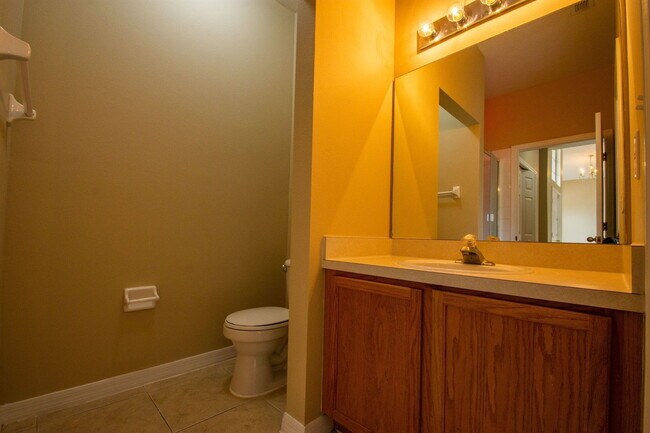 Building Photo - 421 Lockbreeze Dr