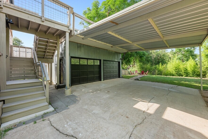 Building Photo - 903 E Live Oak St