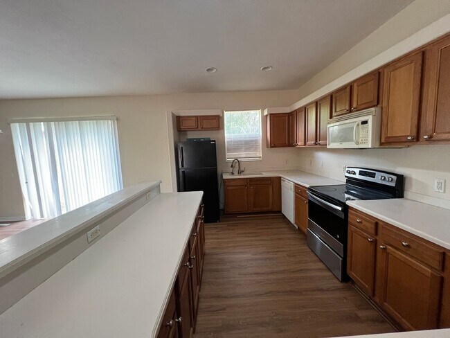 Building Photo - $1,650 ** 3 Bed / 2 Bath * Single Family Home