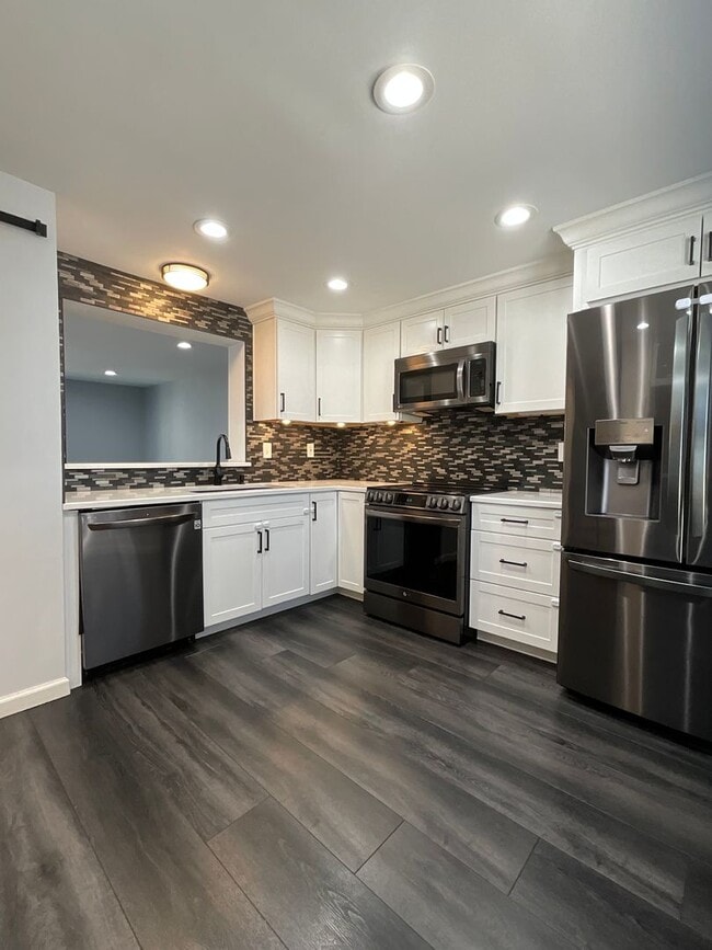 Building Photo - Beautiful 2BR 2BA 3 level townhome located in the Bowling Brook Farms Community