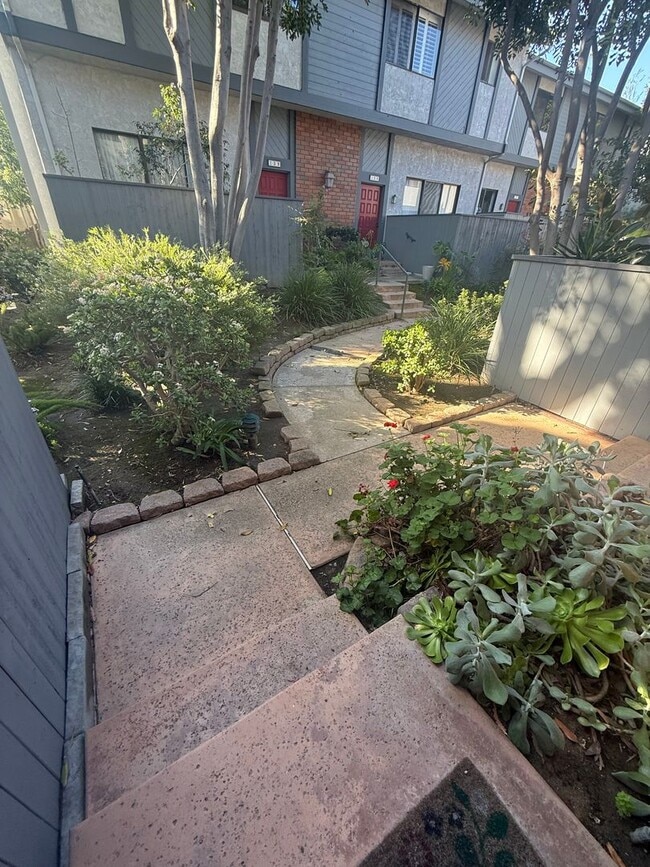 Building Photo - Turnkey End-Unit Townhome with Vaulted Ceilings & Garage