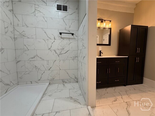 Building Photo - 728 W 39th St