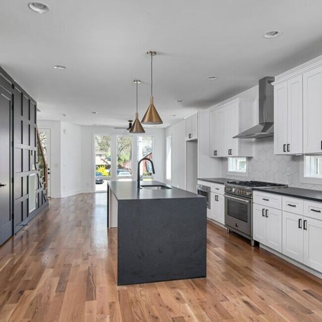 Building Photo - Stunning 4 Bedroom, 3.5 Bath Luxury Home in Nashville