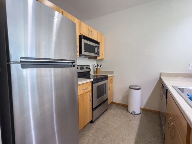Building Photo - NW 1 Bed 1 Bath + a Den in the Pearl District! Includes W/D, Garage Parking and Storage!