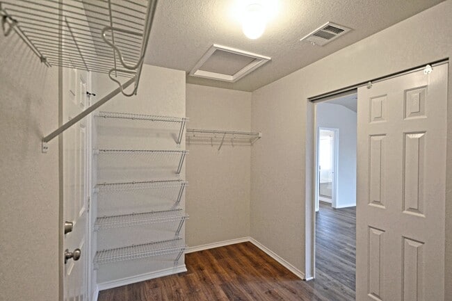 Building Photo - 2121 Sinclair Dr