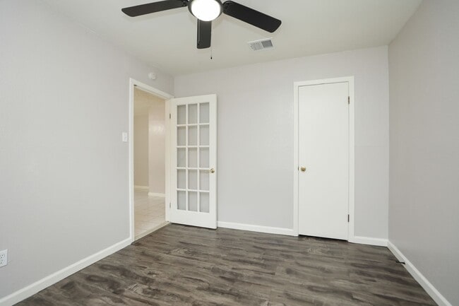 Building Photo - 3 bedroom 1.5 bathroom now available.