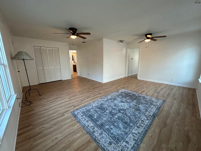 Building Photo - 3213 Hollywood Ave