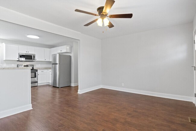 Building Photo - 136 W Rossview Rd