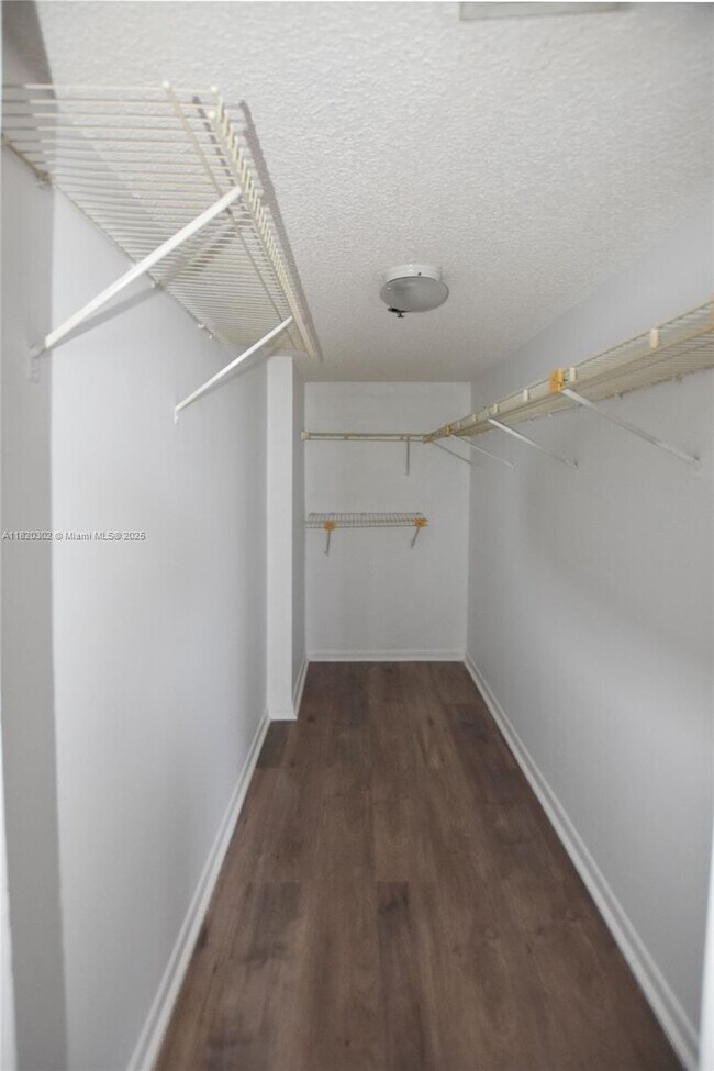 Building Photo - 540 Brickell Key Dr