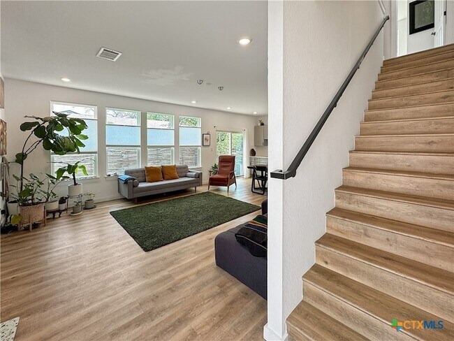 Building Photo - 1200 Willow Dr