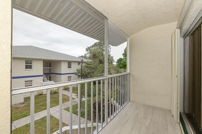 Building Photo - 1530 SE Royal Green Cir