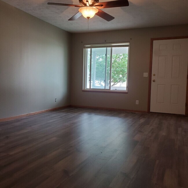 Building Photo - South Lincoln Townhouse with 4 bedrooms, 2 1/2 baths, and 2 stall garage.