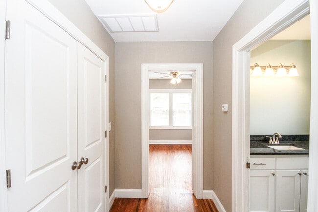 Building Photo - Charming Duplex 1/1 Duplex With Storage!