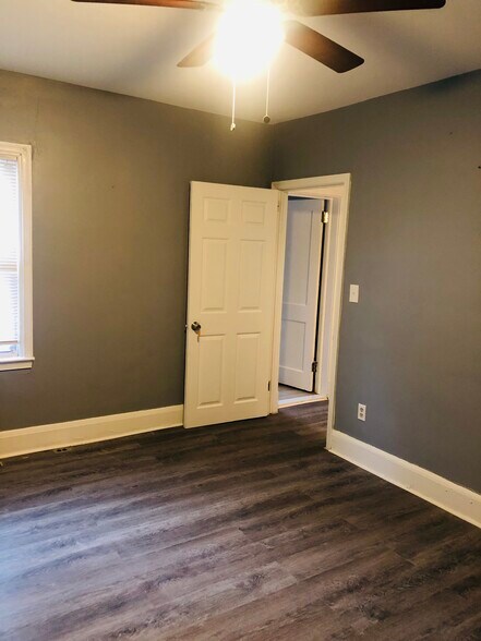 Building Photo - 2922 E Cold Spring Ln