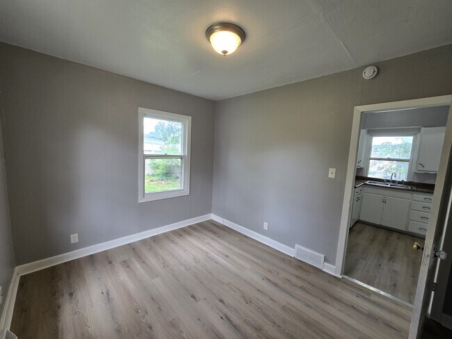 Building Photo - 512 Maynard Ave