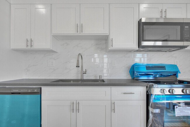 Building Photo - Luxury 2 & 4 Bed Townhomes in NoHo!