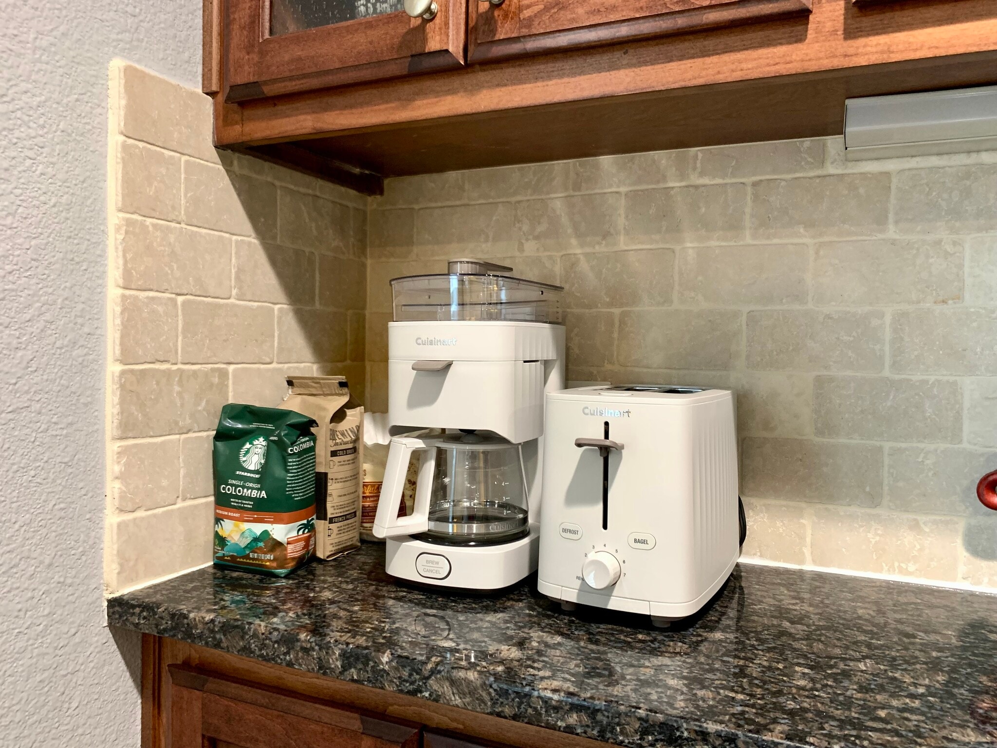 Coffee maker and toaster. - 407 E 45th St #116