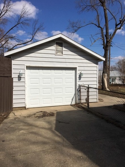 Building Photo - 1318 Hedgewood Dr