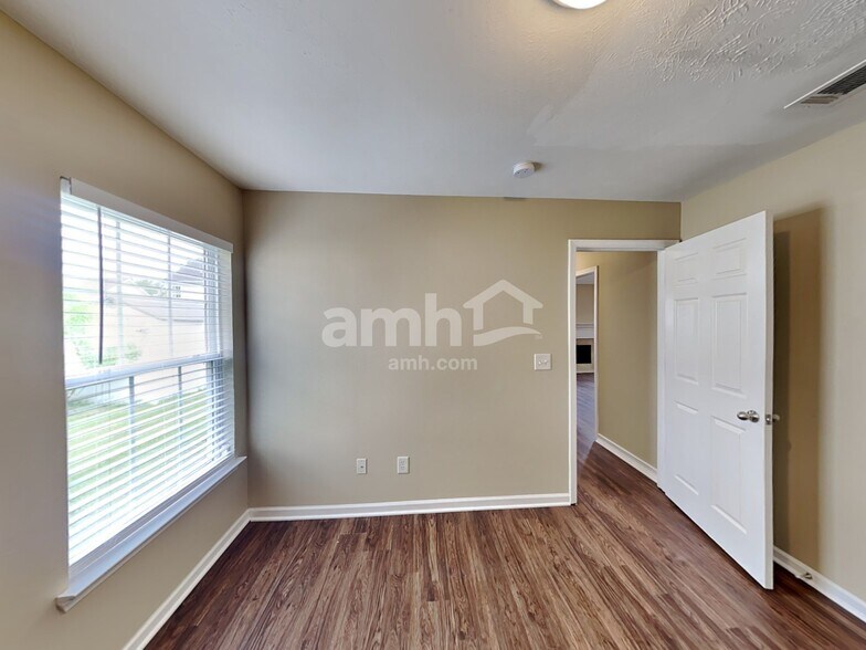Building Photo - 304 Sarava Ln