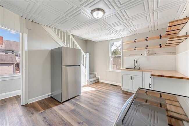 Building Photo - 212 Penn St