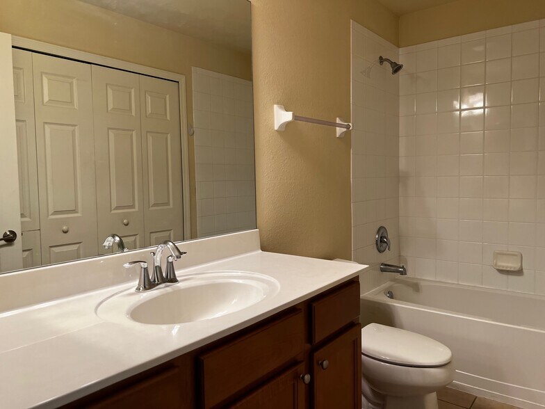 Building Photo - 9093 Gervais Cir