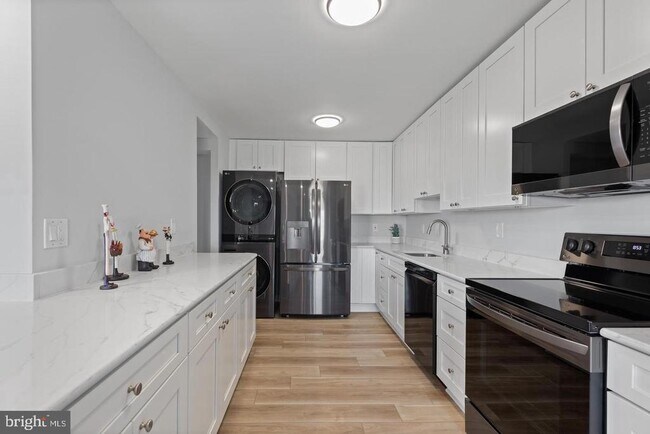 Building Photo - 8370 Greensboro Dr