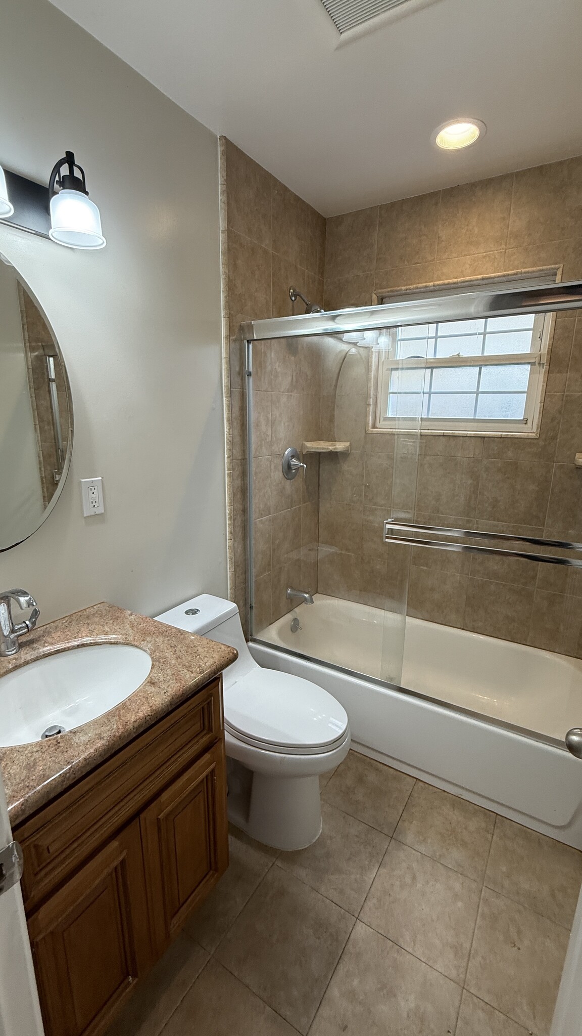 Common Bath - 1577 Duvall Dr