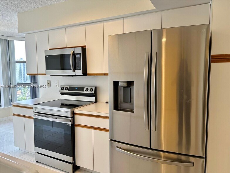 Building Photo - 19101 NE 36th Ct