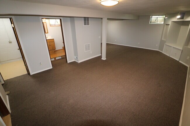Building Photo - 1409 Thomas Dr