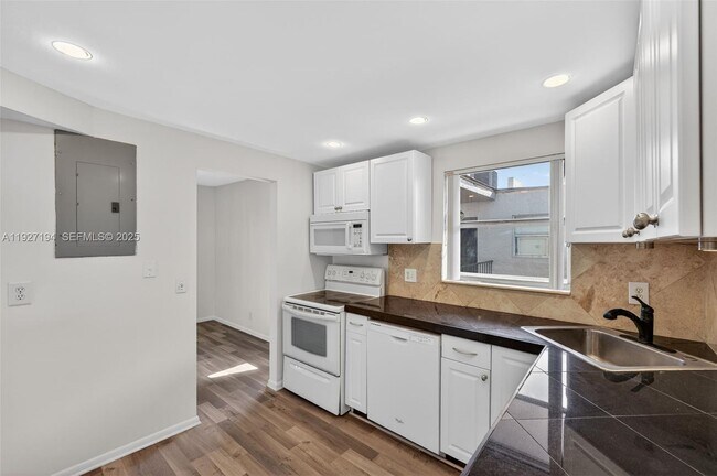 Building Photo - 3100 Riverside Dr