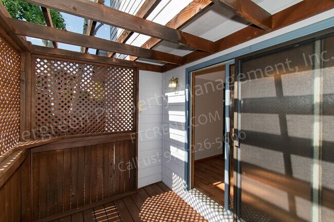 Building Photo - 6437 Edgeware St