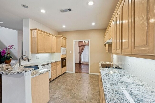 Building Photo - 2036 Camelot Dr