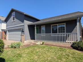 Building Photo - Great 3 bed/2bath home with bonus space and fenced in yard!
