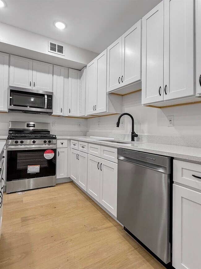 Building Photo - 185 Mallory Ave