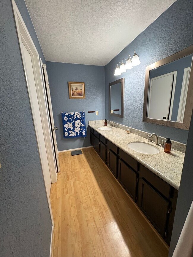 Building Photo - 3 Bed 2 Bath in South Davis Near Mace Ranch and Nugget Markets