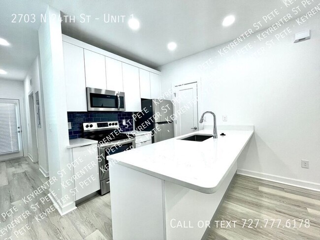 Building Photo - 3B/3BA Modern Townhouse in Ybor Area