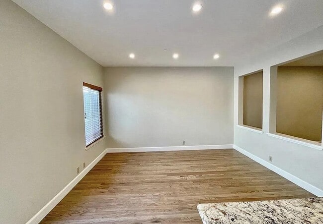 Building Photo - 959 La Mesa Terrace