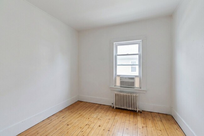 Building Photo - 30-32 Sherman St - Lakefront Living, Right in the Heart of Burlington